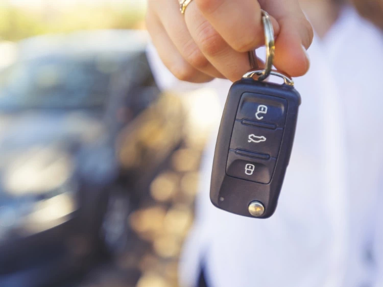 Dłoń trzymająca kluczyki do pojazdu samochodowego